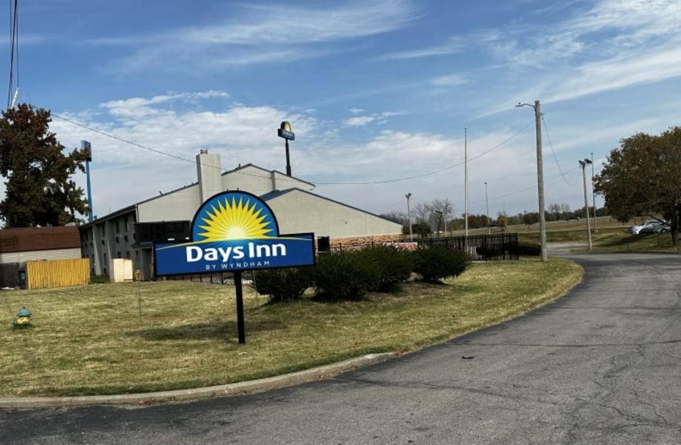 Days Inn & Suites By Wyndham Caseyville Bagian luar foto